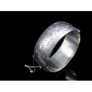 Vintage silver store hinged bangle