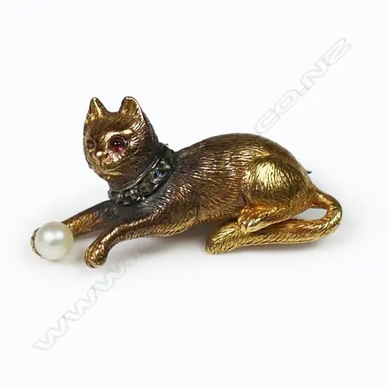 A 9 carat gold cat brooch