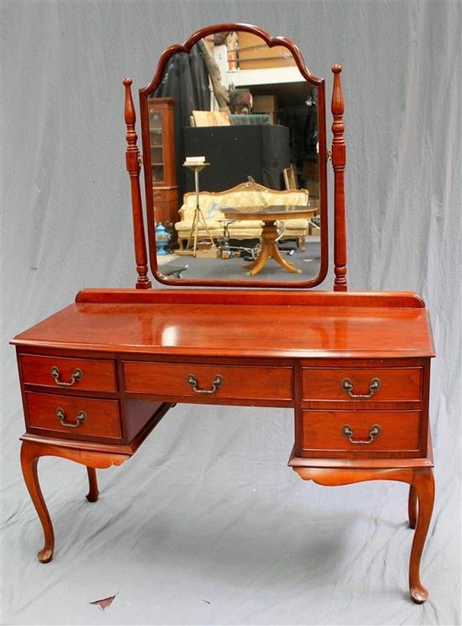 Queen Anne Dressing Table with Adjustable Mirror Dressing Tables