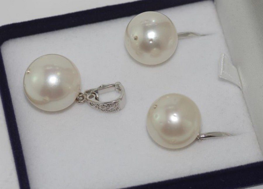 Broome Pearl Set with White Gold and Diamonds - Pendants/Lockets ...