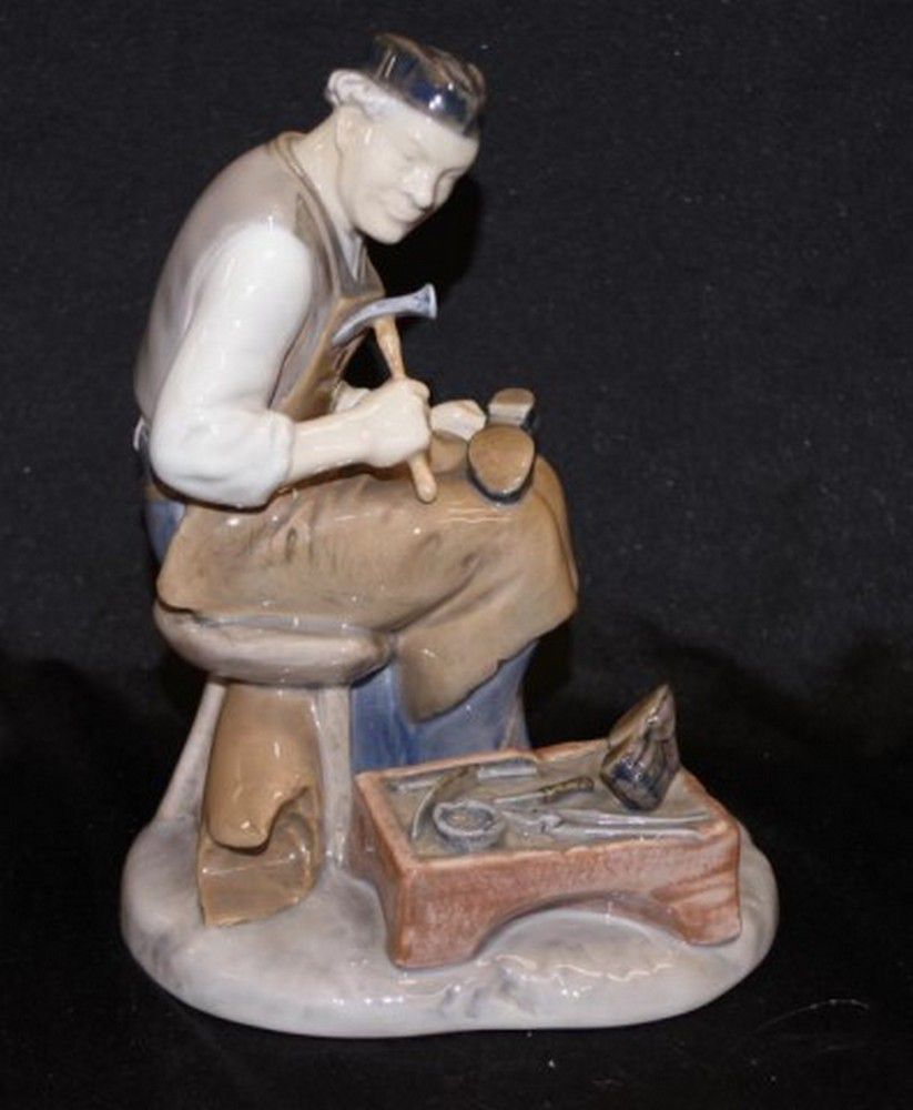 B&G Cobbler Figurine, #2228, 22cm Height - Bing & Grondahl - Ceramics