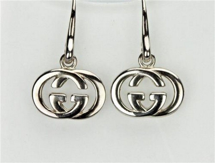 Pludselig nedstigning opretholde budbringer A pair of Gucci silver earrings, on shepherds hooks, with… - Earrings -  Jewellery