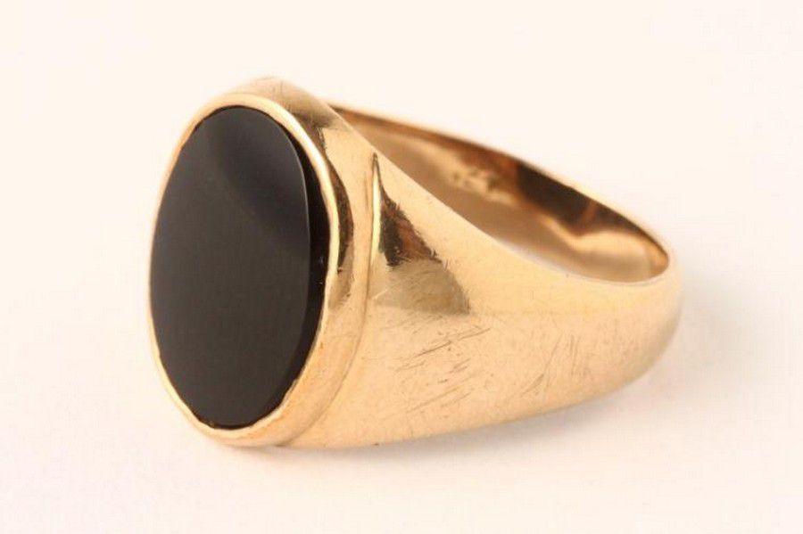 9ct Gold and Onyx Ring with Oval Stone - Rings - Jewellery