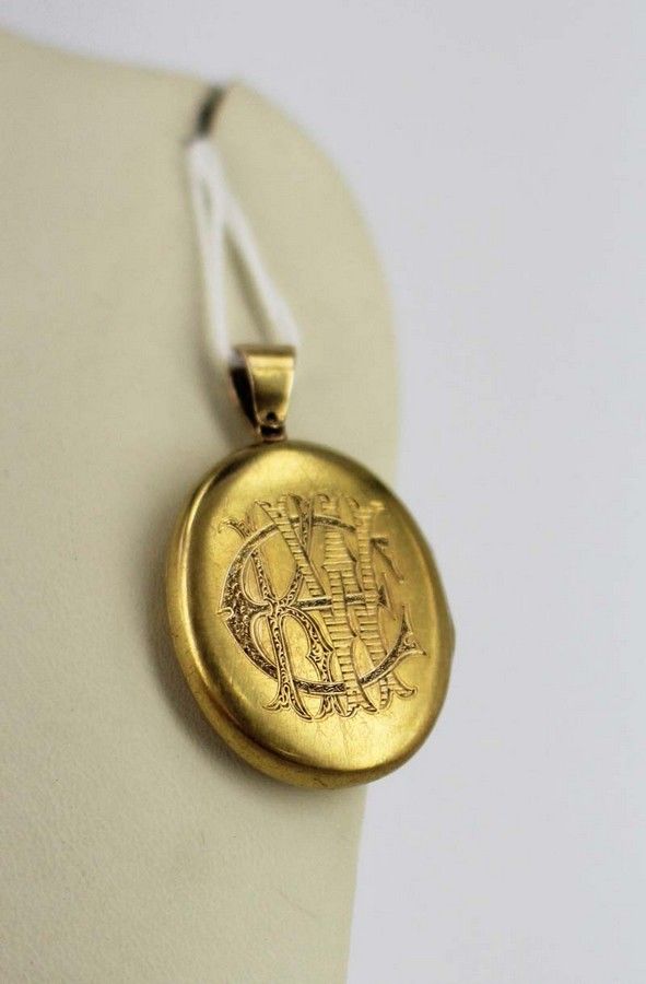 Engraved 15ct Gold Locket with Picture Panels - Pendants/Lockets ...