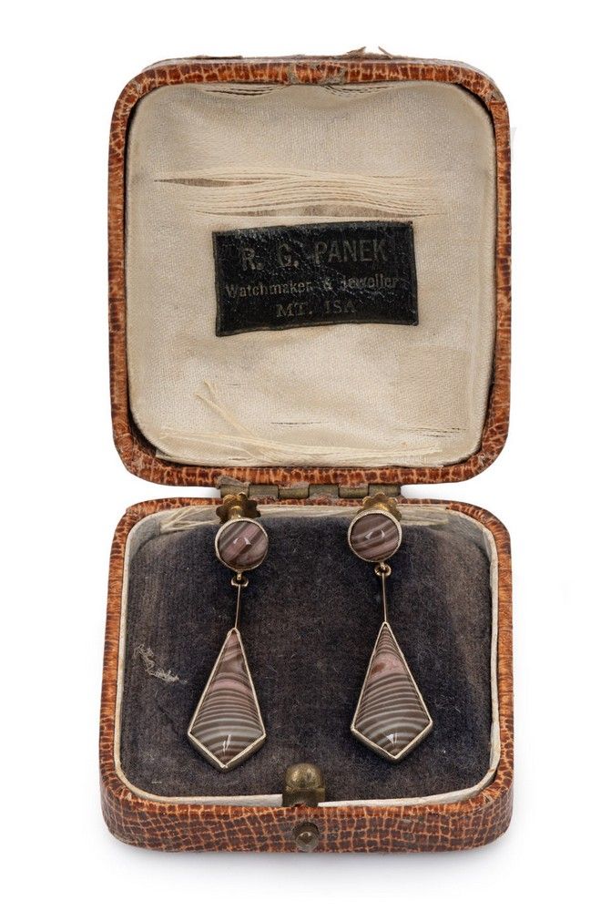 Rare banded agate earrings in yellow gold, original branded box