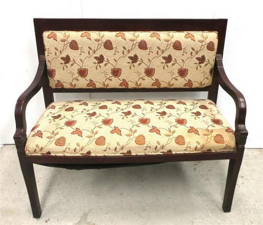 A mahogany upholstered bench seat, 96 x 107 x 52 cm - Seating - Benches