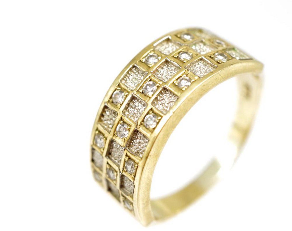 Cubic zirconia set 9ct yellow gold checkerboard ring marked 375 ...