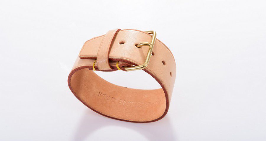 A wide leather cuff by Louis Vuitton, in tan leather with gold… - Bracelets/Bangles - Jewellery