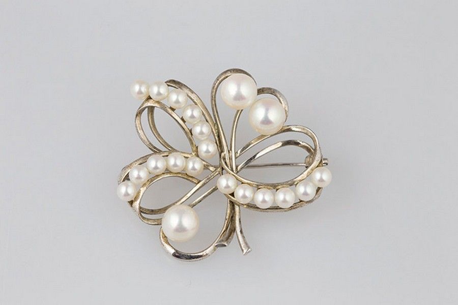 Mikimoto Pearl Brooch and Earrings with Diamonds - Brooches - Jewellery