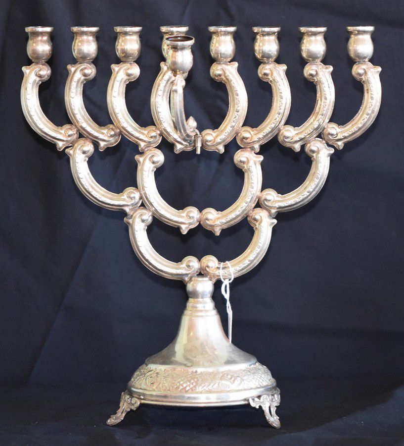 A 800 silver Jewish Menorah, eight aligned candles, and one… - Religious Objects - Precious Objects