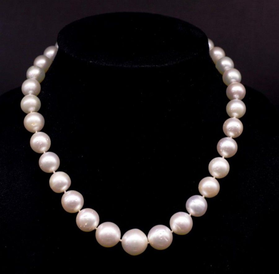 Broome Pearl and 18ct Gold Graduated Necklace - Necklace/Chain - Jewellery
