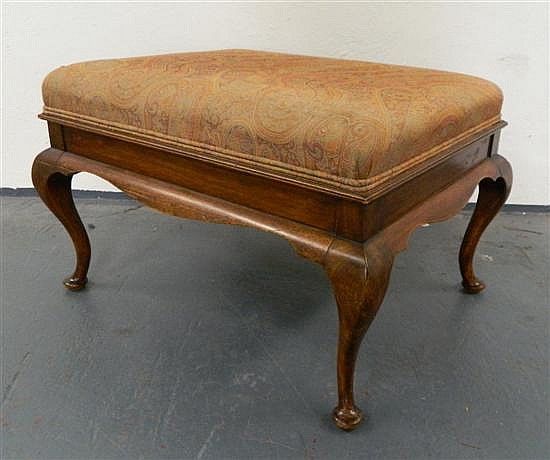 A fine Georgian ottoman, with shaped apron and cabriole legs… - Seating