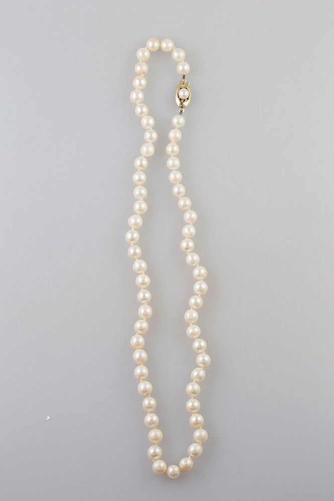 Single strand cultured pearl necklace, uniform 69, 7 mm pearls ...