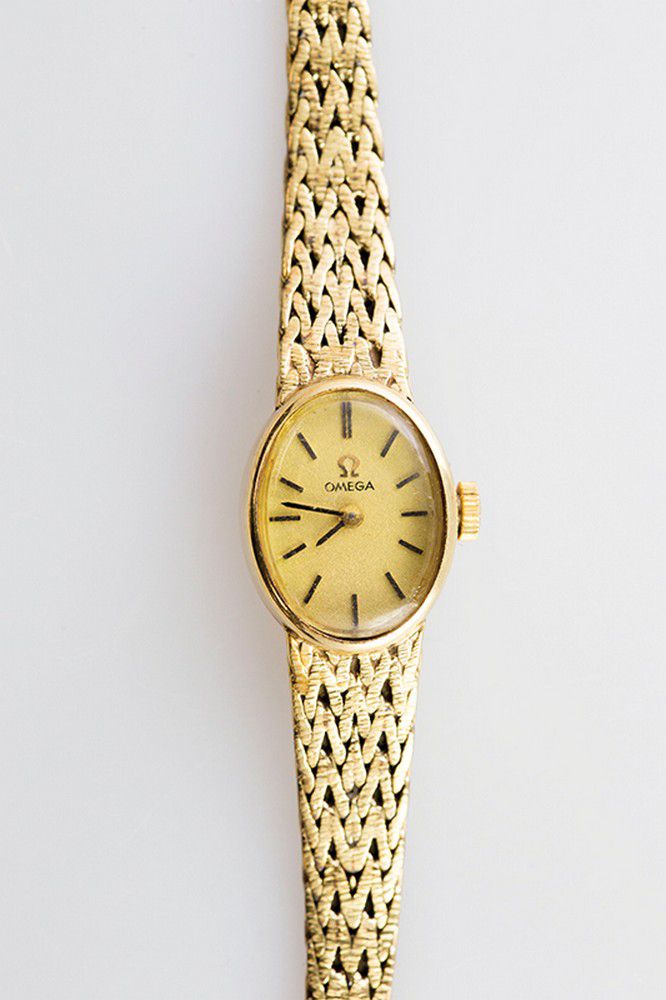 Discover 79+ dress watch on bracelet super hot - in.duhocakina