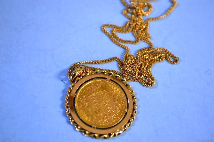 MOUNTED HALF SOVEREIGN NECKLACE