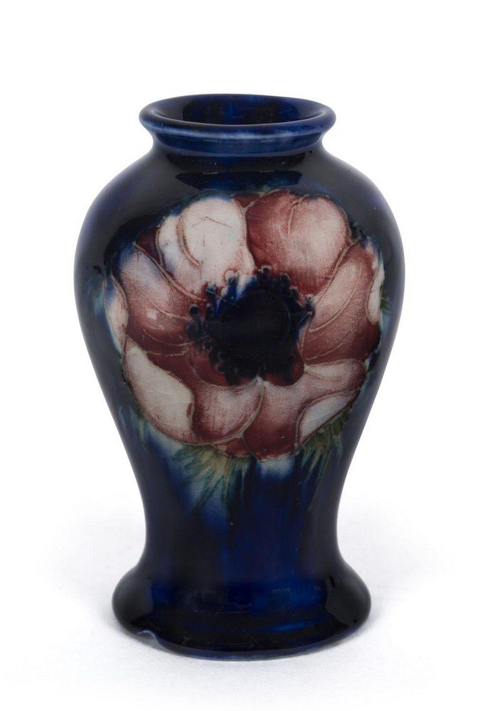 Moorcroft Anemone Pottery Vase on Blue Ground, 1930s - Moorcroft - Ceramics