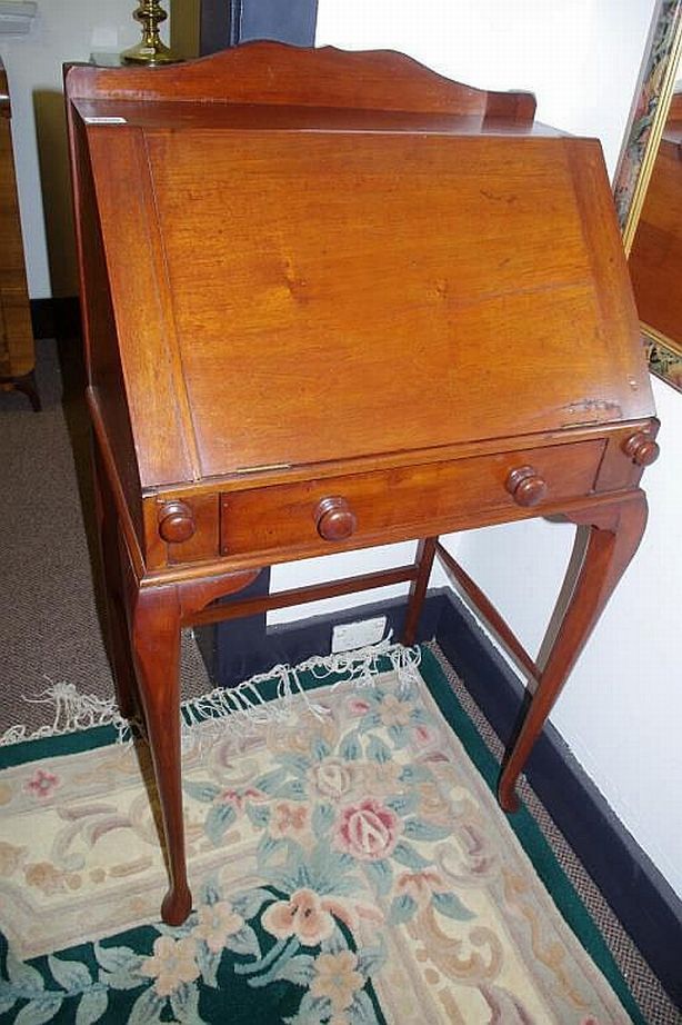 Vintage bureau desk on cabriole legs, 64 cm wide, 110 cm high - Desks
