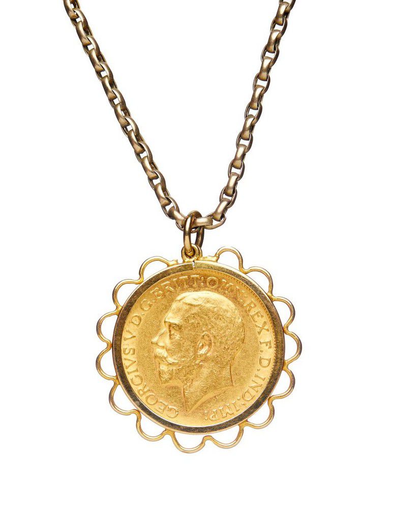 Scalloped Half Sovereign Pendant on 9ct Gold Chain Pendants/Lockets